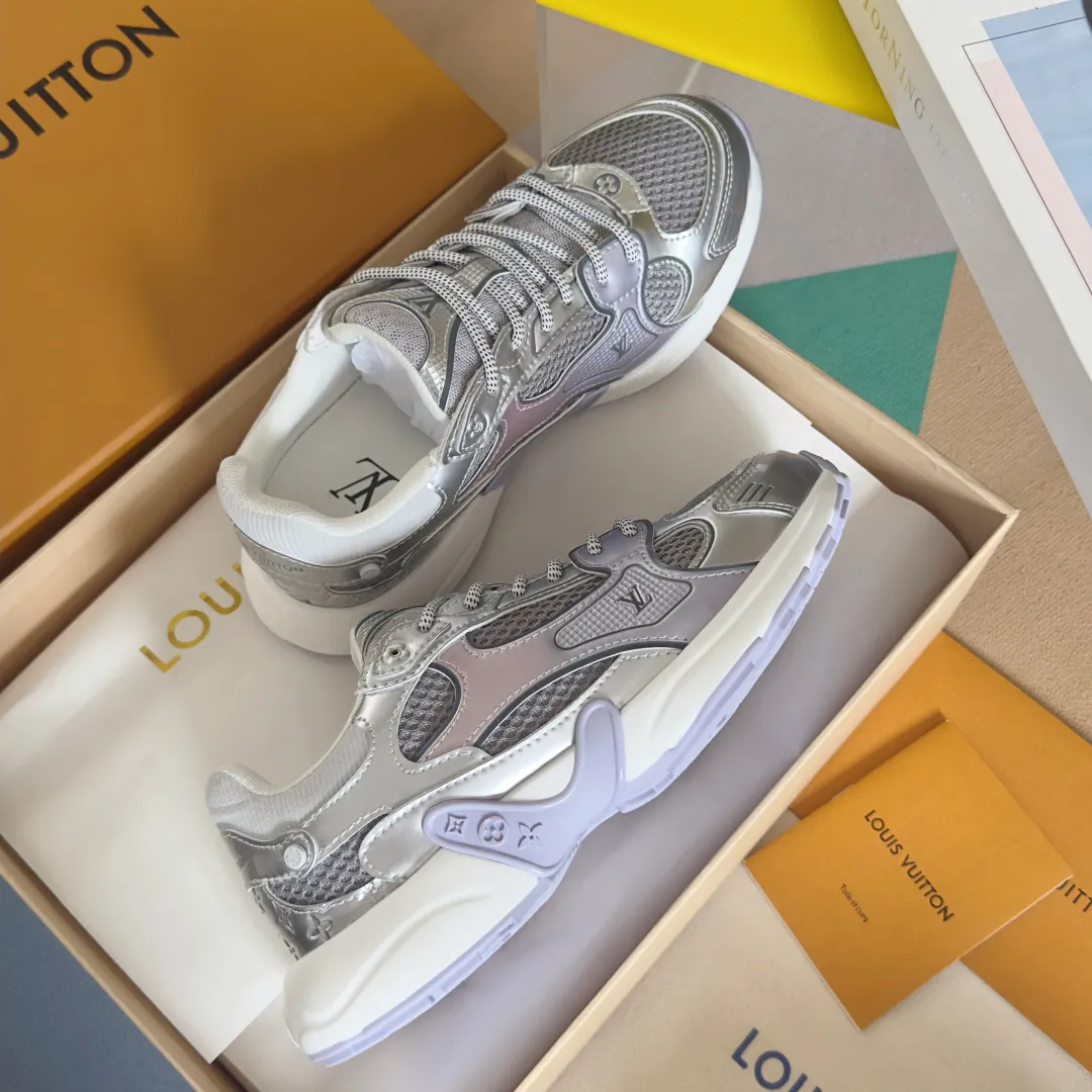 Top version: Couple model 640💰 LV Louis Vuitton L House Donkey Brand Latest Olympia Series Couple Model Silver Horn King Casual Sports Shoes Running Shoes This LV Olympia sports shoe combines mesh fabric and metallic synthetic leather and other technical fabrics to reinterpret the classic running shoe design with a neat and simple design. Lightweight EVA outsole provides a stretchy fit. Rich details such as Monogram embossing and LV letters establish recognition. Exquisite packaging at the delivery counter🛍📦 ▪️Fabric: original imported technical fabric + mesh ▪️Inner lining: original customized breathable mesh ▪️Sole: original molded rubber foam material ▪️Sole thickness: 3.5CM ▪️Size: women's 35-40 / men's 39-44